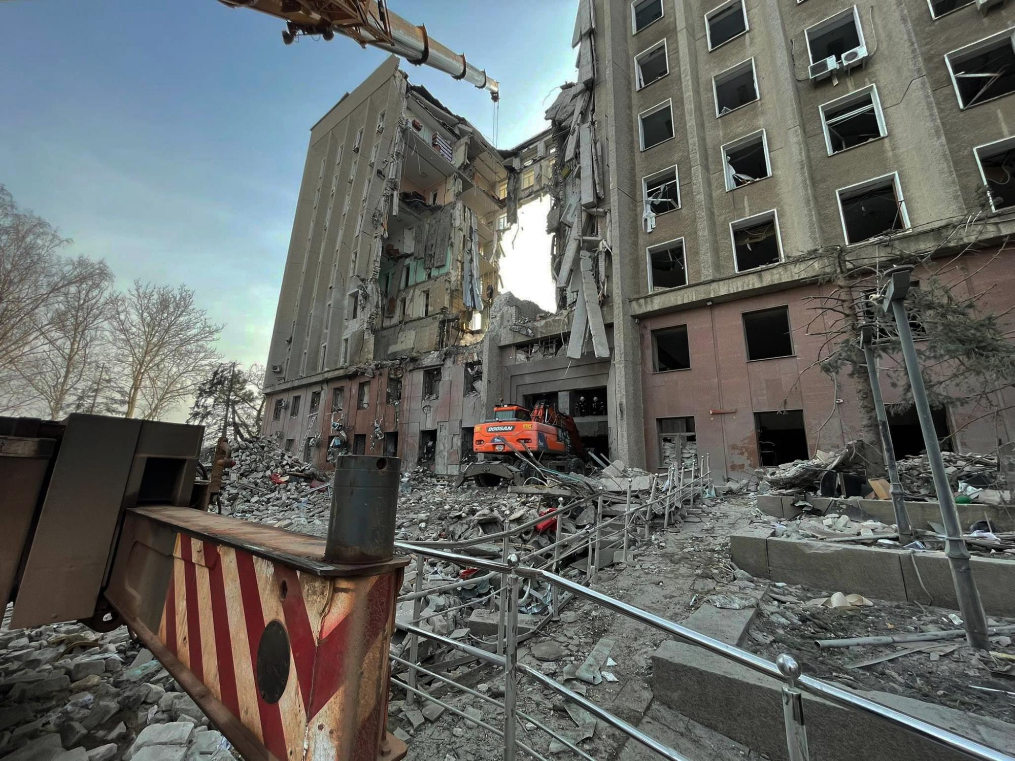 Кількість загиблих від ракетного удару по будівлі Миколаївської ОДА зросла до 15 людей